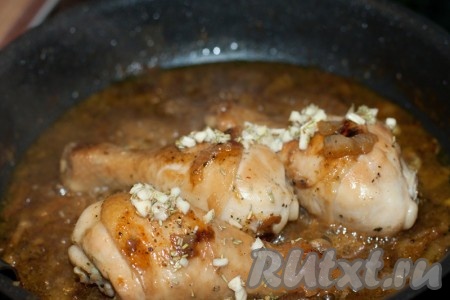 Когда курочка будет почти готова, выкладываем на нее массу из чеснока. Даем немного выкипеть уксусу и выключаем плиту.
