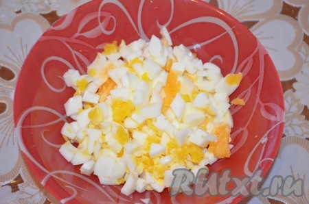 Яйца или натереть, или порезать