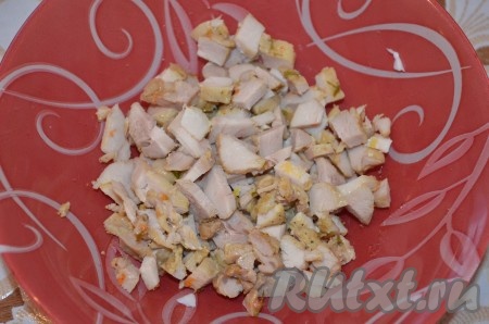 Мясо порезать мелко.
