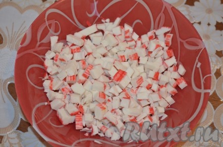 Крабовые палочки порезать также.
