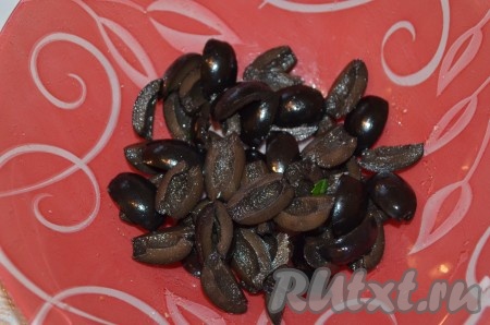 Маслины порезать произвольно.

