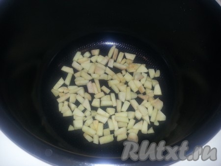 Сахар, ванилин, манку, молотый кориандр и соль смешать, яйца взбить, перемешать все вместе. Добавить творог. Перемешать до однородного состояния, чтобы не было комочков. В форму для мультиварки налить немного масла, включить режим «жарка» на 10 минут. Когда форма нагреется, поместить туда айву и обжарить.