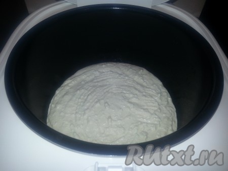 Когда закончится режим «жарка», выложить творожную смесь в форму.