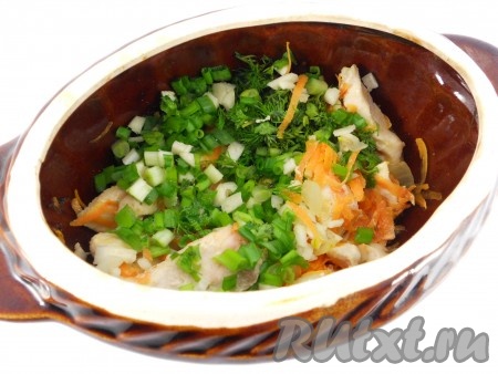 Поставить горшочек в холодную духовку. Выставить температуру 220-230 градусов. Готовить курицу 15 минут (пару раз перемешать). Затем посыпать сверху куриное филе измельченным чесноком и зеленью.