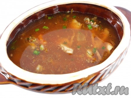 Добавить томатную пасту, разведенную в небольшом количестве воды, в которую добавить по вкусу соль и красный перец, щепотку сахара, чтобы нейтрализовать кислоту. Влить воду (жидкость должна покрывать крупу полностью).
