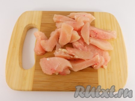 Куриное филе нарезать брусочками.