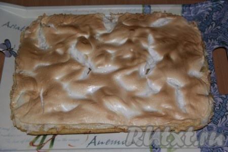  Таким образом выпекать три коржа. Коржи хорошо остудить. 