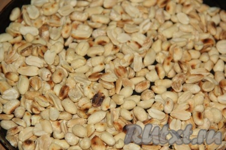 Арахис обжарить на сухой сковороде.