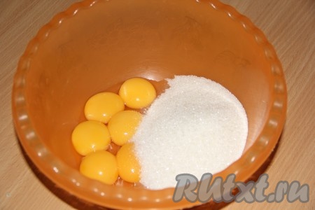 Приготовить тесто для торта "Сникерс": соединить яичные желтки с сахаром и взбить венчиком.
