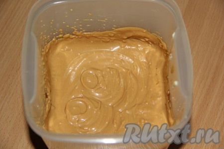 Приготовить крем для торта "Сникерс": соединить сгущенное молоко, размягчённое сливочное масло и сметану. Хорошо взбить миксером.
