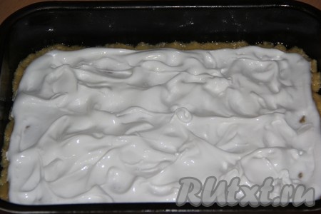 Поверх теста выложить 1/3 часть белковой массы, сделать ложкой "волны". Поставить противень в заранее разогретую духовку и выпекать при температуре 160 градусов до готовности (ориентируйтесь по своей духовке, у меня на выпечку коржа ушло 25 минут).
