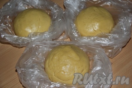 Тесто разделить на 3 части, завернуть в пищевую плёнку и убрать в холодильник на 30 минут.