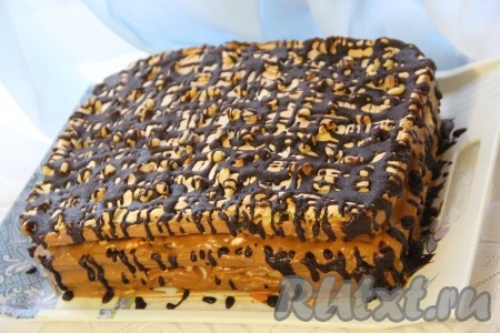 Затем накрыть вторым коржом, выложить оставшийся крем, разровнять и посыпать орехами. Накрыть третьим коржом, посыпать орехами и полить растопленным шоколадом или шоколадной глазурью. Поставить наш торт "Сникерс" в холодильник на ночь.
