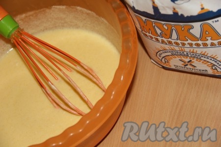 Добавить просеянную муку и замесить эластичное тесто. 