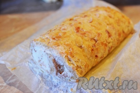 Аккуратно свернуть бисквит с кремом в рулет. И поставить в холодильник, желательно на всю ночь.
