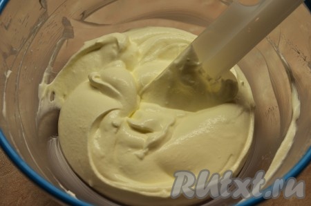 К сливкам добавить греческий йогурт и тщательно перемешать.