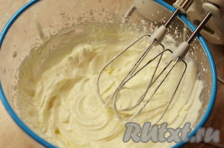 Тем временем приготовить крем. Охлажденные сливки взбить с оставшейся сахарной пудрой (30 грамм) до мягких пиков.
