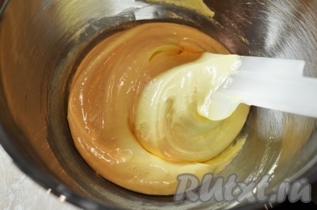 Желтки и 125 грамм сахарной пудры взбить до состояния крепкой кремообразной смеси.
