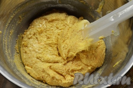 Добавить частями миндальную муку (или мелко измельченный миндаль), пшеничную муку и эссенцию (с эссенцией очень важно не переборщить!). Масса получится очень тугая, и ее сложно будет мешать, не переживайте, белки все исправят.