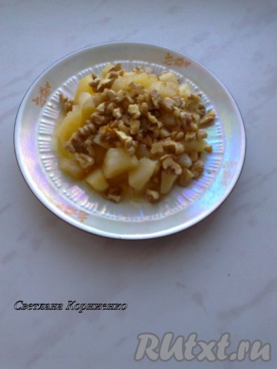 Сначала приготовим начинку для пирога "Новогодняя елка":

Яблоки чистим, режем кубиками и жарим на сливочном масле на сковороде под крышкой (недолго). Когда яблоки пустят сок, добавляем немного сахара и перемешиваем, тушим до мягкости яблок. В остывшие яблоки можно добавить дробленые орехи.