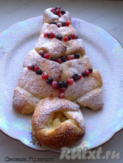 Украшаем ягодами, посыпаем сахарной пудрой.