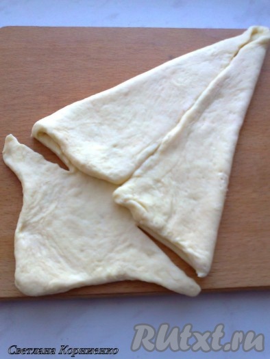 Надрезаем тесто по низу треугольника.