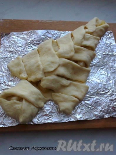 закрываем полосками теста в виде елочки.