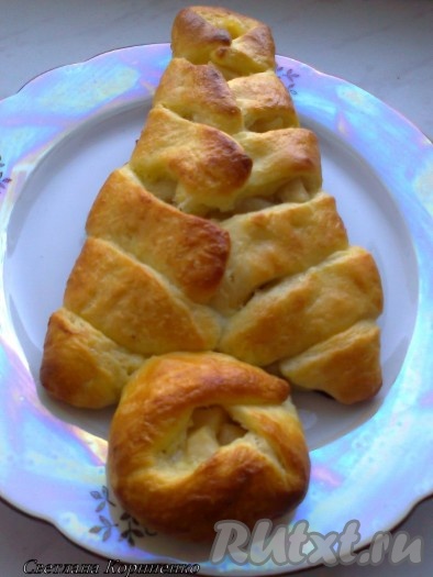 Перекладываем на противень вместе с пекарской бумагой, смазываем яйцом и выпекаем минут 15-20 при температуре 200-220 градусов.
