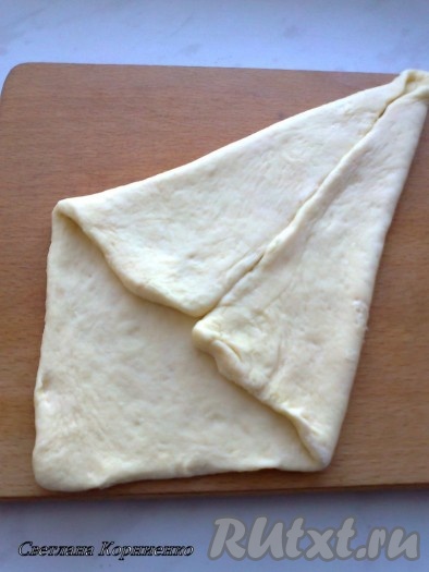 Складываем тесто по диагонали, для наметки елочки. 