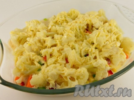 Цветную капусту разобрать на соцветия и проварить в кипящей, подсоленной воде в течение 2-3 минут. Воду слить, а капусту выложить сверху на овощи и мясо. Залить все равномерно подготовленной яичной смесью.