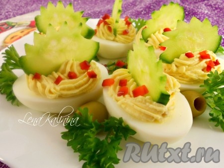 Яйца, фаршированные сыром и чесноком