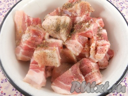 Грудинку нарезать средними или крупными кусочками. Посолить и посыпать специями, тимьяном и черным молотым перцем. Перемешать.