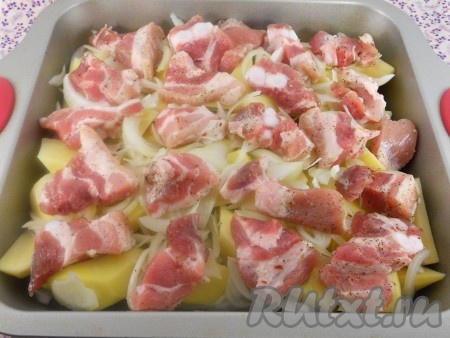 На лук разместить кусочки подготовленной грудинки.