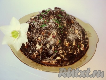 Сверху можно посыпать кокосовой стружкой. Поставить торт "Кучерявый пинчер" в холодильник для пропитки на 3 часа.
