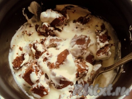 Кубики шоколадного коржа частями выкладывать в крем, слегка перемешать (без фанатизма).