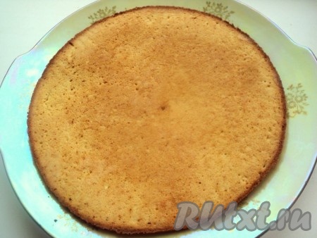 Коржи остудить на решётке. Белый корж выложить на блюдо.