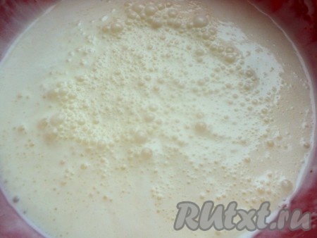 Яйца взбить с сахаром в течение 5-6 минут. Затем, продолжая взбивать, добавить тонкой струйкой смесь сметаны и кефира.