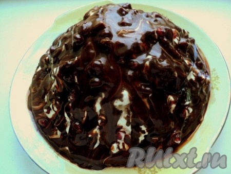 Для приготовления глазури в кастрюльке соединить сахар, какао, молоко, поставить на огонь и, постоянно помешивая, довести до кипения. Снять с огня, добавить сливочное масло, перемешать до его растворения. Немного остудить и полить сверху торт.