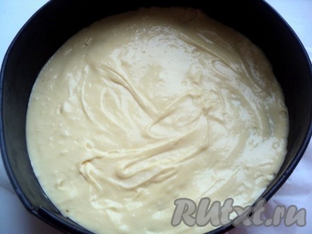 Добавить погашенную уксусом соду и в несколько приёмов всыпать муку. Аккуратно и тщательно вмешивая её ложкой движениями снизу вверх. Тесто должно получиться воздушным, напоминать сметану средней густоты. Дно формы диаметром 23 см застелить бумагой для выпечки, смазать маслом. Выложить 1/3 теста, разровнять.