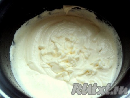 Смешать миксером на низких оборотах сметану и кефир. Отлить 1 стакан смеси сметаны и кефира (200 мл) для теста. Остальную смесь сметаны и кефира (600 мл) взбить с 2/3 стакана сахара, постепенно увеличивая обороты миксера, до увеличения в объёме и загустения. Крем готов, поставить его в холодильник.