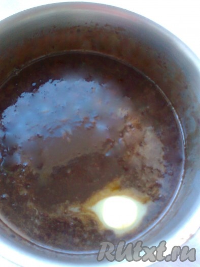 Добавить теплый шоколад, растопленный на водяной бане, масло и смешать. Когда помадка начнет загустевать, распределить ее по всей поверхности сырника. Украсить по желанию (в книге миндальными лепестками) и отправить в холодильник на 5-6 часов.
