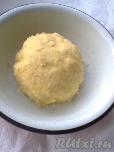 Добавить остальные ингредиенты и замесить тесто. Поставить в холод на 2 часа.
