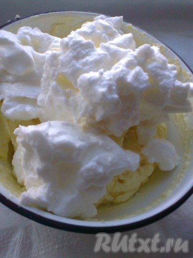 Белки добавить к творожной начинке и аккуратно перемешать тесто.
