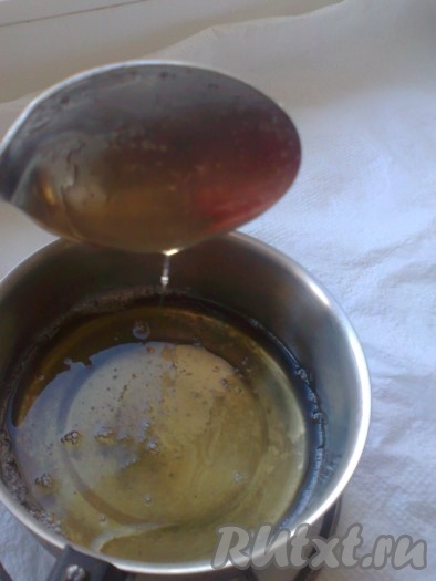 Приготовим глазурь. Для этого смешать воду, сахар и уксус, варить на среднем огне минут 7-10, пока капля, падая с ложки, не будет тянуть за собой нить.
