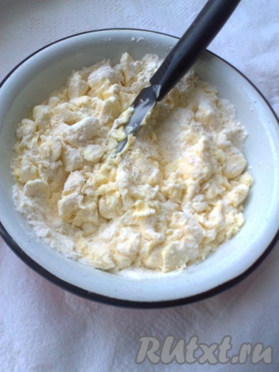 Холодное масло&nbsp; порубить ножом вместе с мукой.