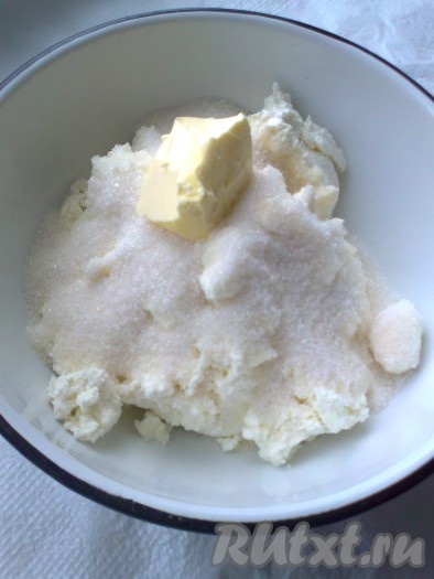 Белки отделить от желтков и убрать в холодильник. Творог&nbsp; перемолоть&nbsp; через мясорубку вместе с вареной картофелиной.&nbsp; Добавить мягкое сливочное масло и сахар, взбить блендером (по книге рекомендуется растереть масло с сахаром, а затем растереть с творогом).
