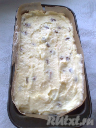 Духовку нагреть до 190 градусов. Форму для выпечки смазать сливочным или растительным маслом, выложить начинку в форму и разровнять.