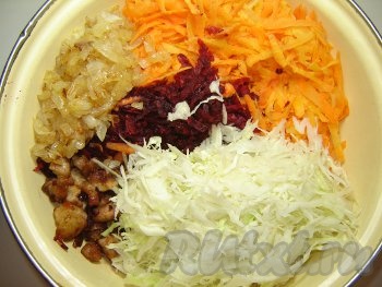 Все продукты смешать с майонезом, потом добавить кусочки чипсов.
