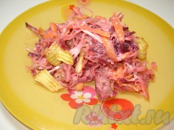 Салат с чипсами. Аппетитный салат со свежими овощами
