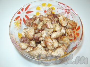 Мясо нарезаем мелкими кусочками и обжариваем  на сковородке на сильном огне до готовности.
